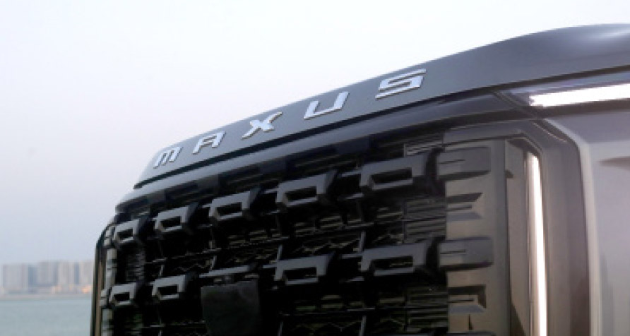 Front view of Maxus D90 Max: Aggressive front grille of the Maxus D90 Max SUV on a Bahrain street.